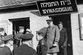 General Eisenhower an der Lager Synagoge im Camp Neu Freimann. Foto: jewishvirtuallibrary.org