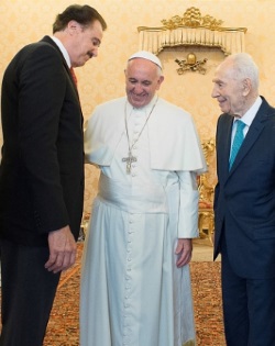 Seine Heiligkeit Papst Francis, Israel 9. Präsident Shimon Peres, und Dr. Mike Evans Gründer des Vereins der Freunde von Zion Museum. Foto: PRNews/Friends of Zion