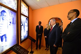 MP Netanyahu und Präsident Kagame beim Besuch des Museums. Foto: GPO