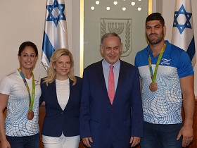 v.l.n.r. Yarden Gerbi, Sara und Bejamin Netanyahu, Ori Sasson (Foto: GPO/Amos Ben Gershom)