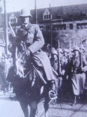 Deutsche Infanterie marschiert über die Hohenzollernbrücke in Köln. Foto: Archiv/RvAmeln