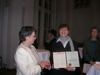 Angelika Brosig erhält den Obermayer German Jewish Community History Award. Foto: Wollmann-Fiedler