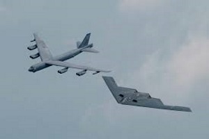 Der legendäre B-52 und der B-2A-Tarnkappenbomber.  Foto: militry.com 