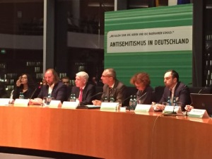 Fachgespräch im Bundestag mit Dr. Josef Schuster (3. v. l.) Foto: ddk