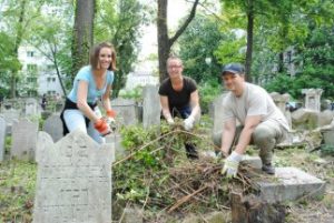 Freiwillige restaurieren die verwilderten jüdischen Gräber.