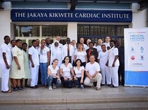 Die Delegation und das Team der gastgebenden Klinik (Foto: Debra Silver/Save a Child's Heart)