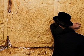 Jüdischer Gläubiger betet an Jerusalemer Klagemauer (Foto: VisitIsrael)