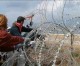 Palästinenser strömen durch ein Loch im Grenzzaun nach Israel