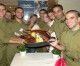 Happy Thangsgiving: Lone Soldiers aus Nordamerika besuchen Thanksgiving-Dinner in Tel Aviv
