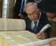 Netanyahu schreibt letzten Buchstaben in die Tora-Rolle die der Erinnerung an gefallene Soldaten gewidmet ist