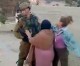 Ahed Tamimi die israelische Soldaten geschlagen hat bleibt in Untersuchungshaft