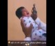Palästinensischer Vater bereitet seinen neugeborenen Sohn auf den Dschihad vor