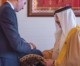 Jared Kushner übergibt dem König von Bahrain eine Thora-Schriftrolle